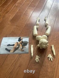 VAMPIRELLA Resin Figure Model Kit Unpainted Unassembled Vintage RARE Hands Knees