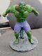 Figurine De L'incroyable Hulk En Résine 3d Avec Bannière, Peinte Professionnellement
