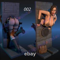 Kit de modèle Lara Croft imprimé en 3D non peint et non assemblé coincé sur un mur.