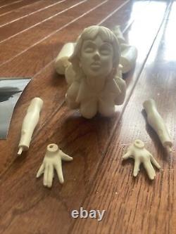 Kit de modèle de figurine en résine VAMPIRELLA non peint, non assemblé, vintage, RARE, mains et genoux.